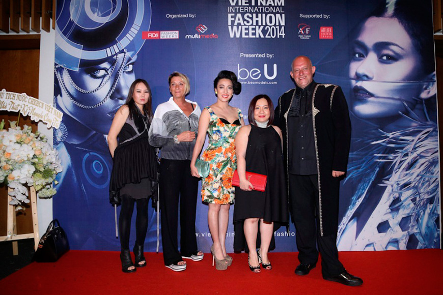 Bà Quỳnh Trang (thứ 2 từ phải sang)