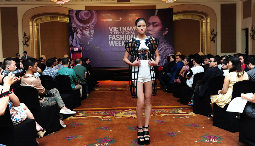 Các người mẫu của Việt Nam trình diễn tự tin trước đông đảo khách mời.
