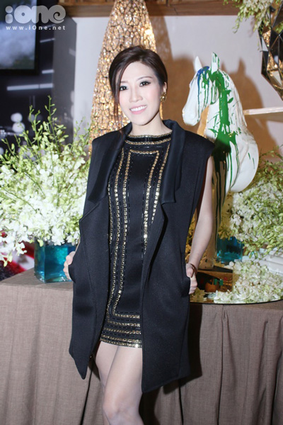 Trang Pháp khéo léo mix trang phục theo tone màu đen bí ẩn