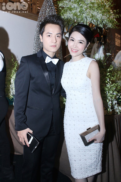 Đăng Khôi cùng vợ hot girl đối lập với style đen trắng trên thảm đỏ